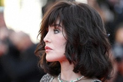 ​美人迟暮：法国女神阿佳妮，晚年整容过度颜值崩塌