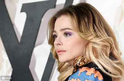 ​《海扁王》的超杀女莫瑞兹，为LV站台，小脸特别白