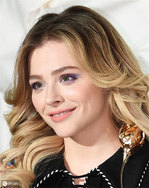 《海扁王》的超杀女莫瑞兹，为LV站台，小脸特别白