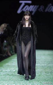 ​惊艳！45岁主持人李艾回归模特身份走秀，黑丝大长腿，评论炸锅了