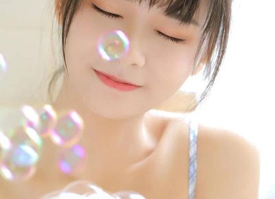 ​女子地铁里当众让孩子下跪