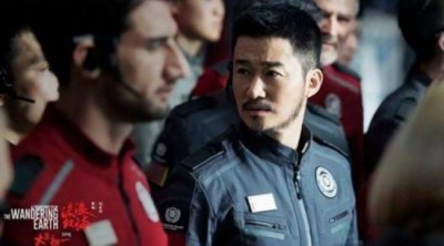 ​《流浪地球》逆袭而上！院线连夜增加排片量，票房预测超过50亿！