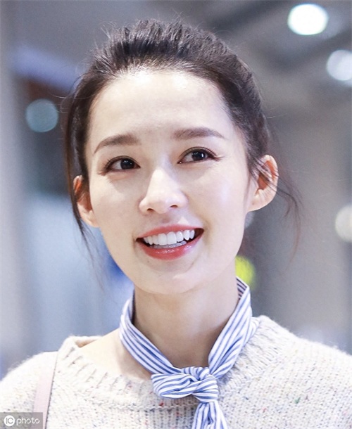 《红楼梦》中大家闺秀薛宝钗，一袭水袖玲珑，比黛玉都多了些仙气