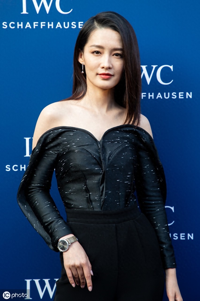 《红楼梦》中大家闺秀薛宝钗，一袭水袖玲珑，比黛玉都多了些仙气