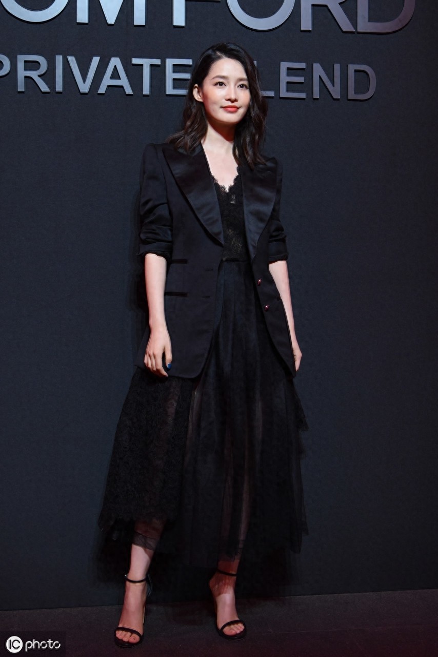 《红楼梦》中大家闺秀薛宝钗，一袭水袖玲珑，比黛玉都多了些仙气