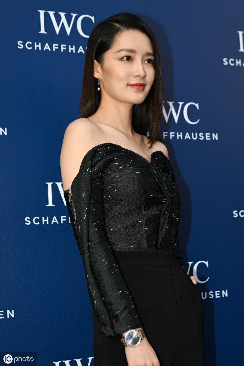 《红楼梦》中大家闺秀薛宝钗，一袭水袖玲珑，比黛玉都多了些仙气