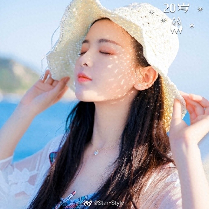 杨超越穿红绿格泳衣，俏皮灵动，清爽可爱不失美丽