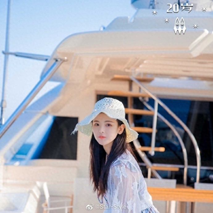 杨超越穿红绿格泳衣，俏皮灵动，清爽可爱不失美丽