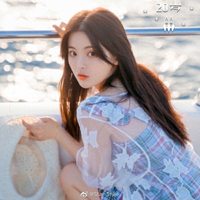 杨超越穿红绿格泳衣，俏皮灵动，清爽可爱不失美丽