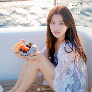 ​杨超越穿红绿格泳衣，俏皮灵动，清爽可爱不失美丽