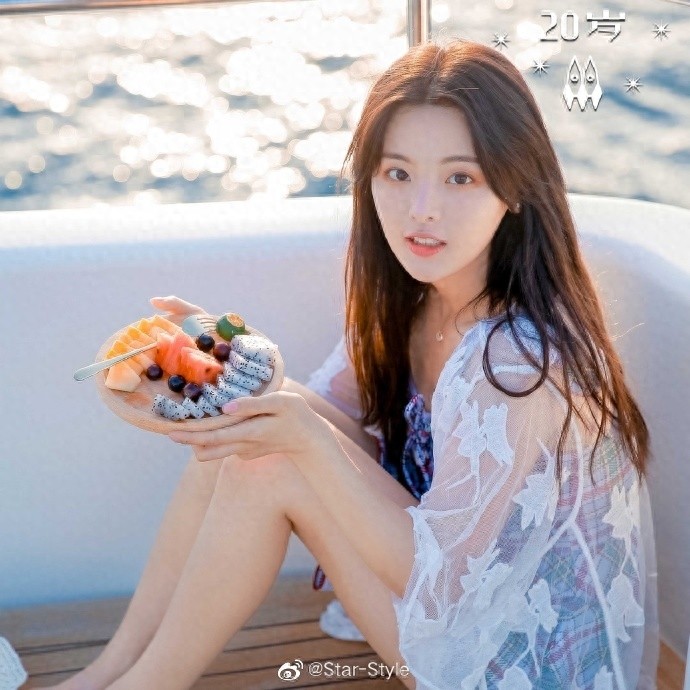 杨超越穿红绿格泳衣，俏皮灵动，清爽可爱不失美丽