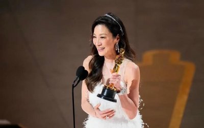 ​杨紫琼为什么会得奖？(杨紫琼得奖竟然离不开成龙的帮助？)