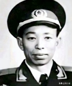 ​解放军陆军原第40师首任师长刘丰，政委侯良辅