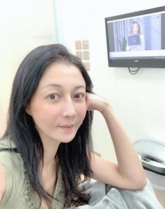 ​成龙旧爱吴绮莉旧事重提，称后悔当年太任性，女儿与外国女友私奔