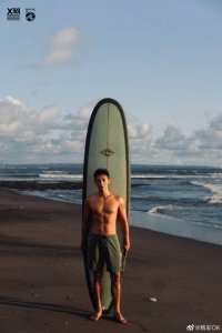 ​自律的男生有多可怕？伍嘉成海边冲浪晒肌肉，男友力超max