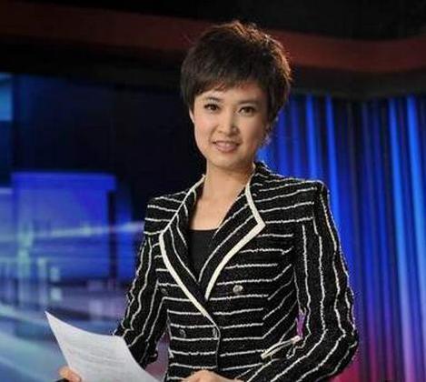 公认的央视第一美女主持人，素颜依然很美，45岁依然气质出众
