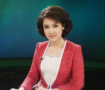 ​公认的央视第一美女主持人，素颜依然很美，45岁依然气质出众