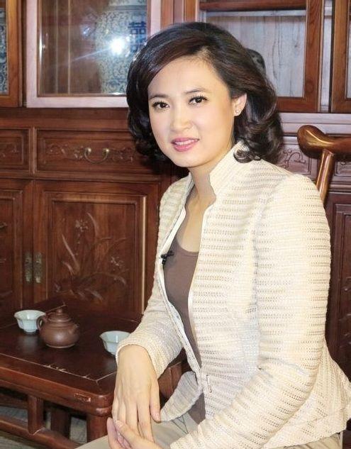 公认的央视第一美女主持人，素颜依然很美，45岁依然气质出众