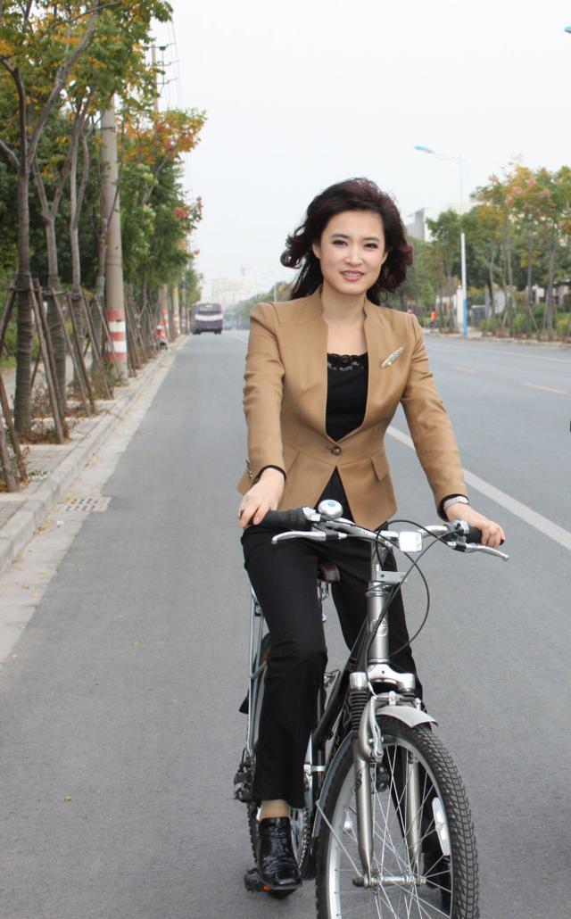 公认的央视第一美女主持人，素颜依然很美，45岁依然气质出众