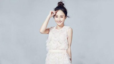 ​姚笛与男子深夜聚会至凌晨 一路热聊有说有笑