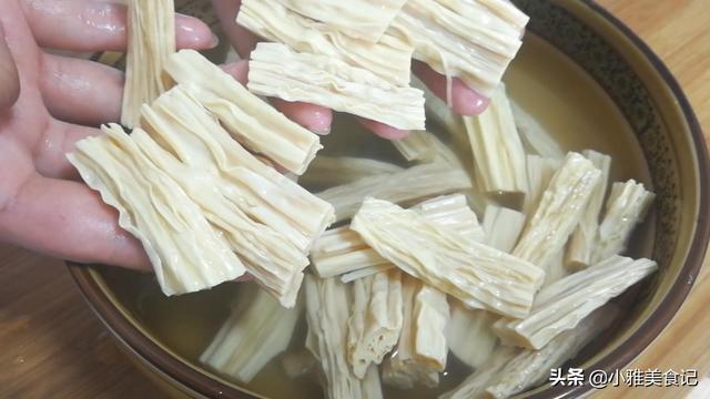 怎么泡腐竹软得快(泡腐竹有技巧第一步做对了)(1)