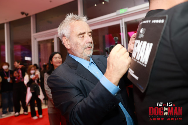 吕克·贝松空降《狗神》首映礼 终极预告海报双发