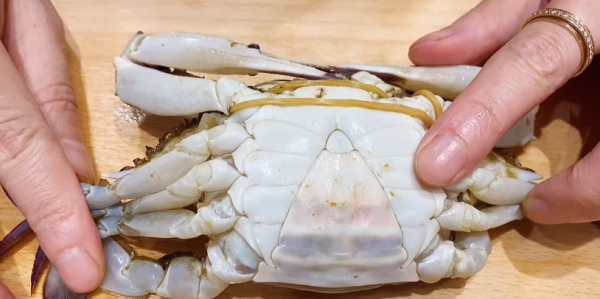 怎么判断梭子蟹能不能吃,梭子蟹哪个部位不能吃图解图8