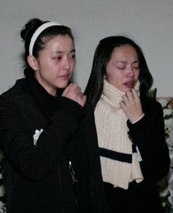 ​美女演员潘星谊：29岁被鱼缸碎片割喉去世，父亲微笑送别惹争议