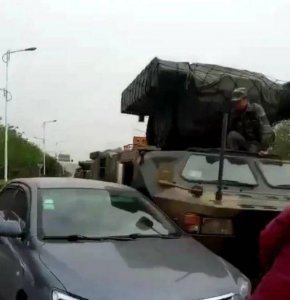 ​女司机开着比亚迪与装甲车相撞结果竟然是这样