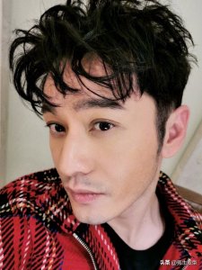 ​黄晓明颜值回归，留“狗啃”刘海发型超帅气