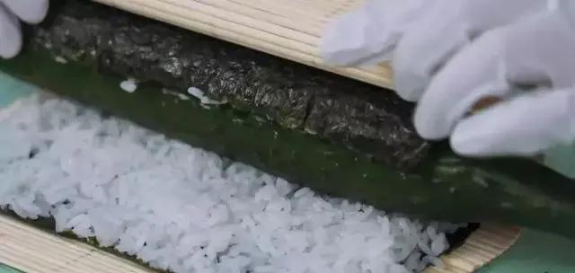 如何做寿司既简单又好吃（大厨教你学会寿司的家常做法）(7)