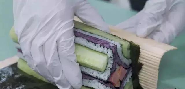 如何做寿司既简单又好吃（大厨教你学会寿司的家常做法）(11)