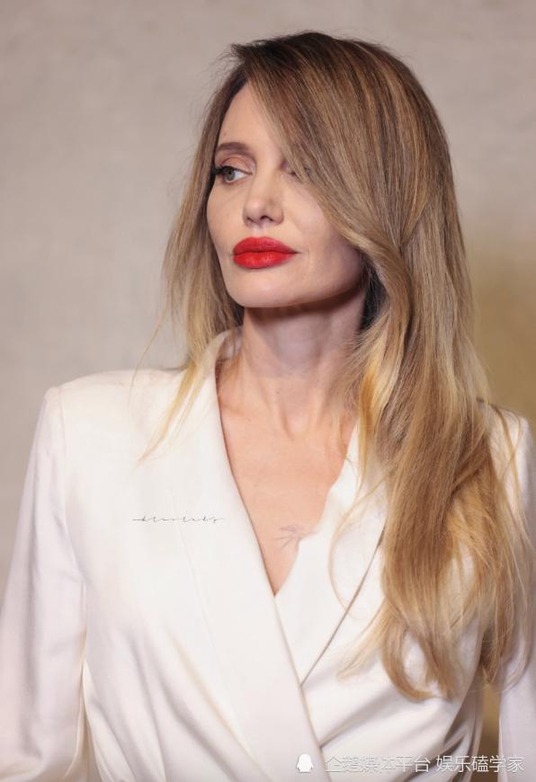 神仙同框！安吉丽娜·朱莉、舒淇亮相上海活动，一白一黑西装真美神