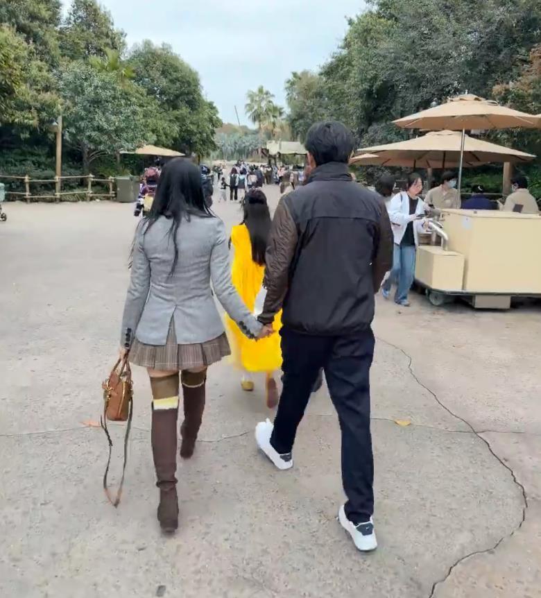 伊能静回应逛迪士尼拒绝合影：一家三口难得在一起，我很珍惜