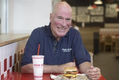 美CEO炫耀掏1千万给员工发“加班委屈费”！笑称不想被枪杀