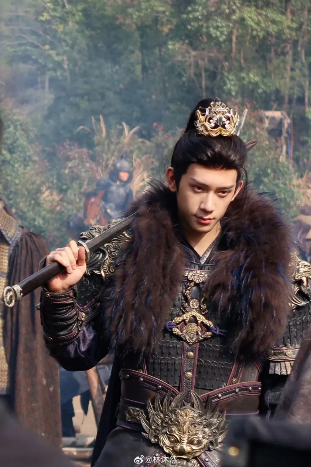 配角上桌新范本：涨粉200万不再是“疯批”，而是“正常人”