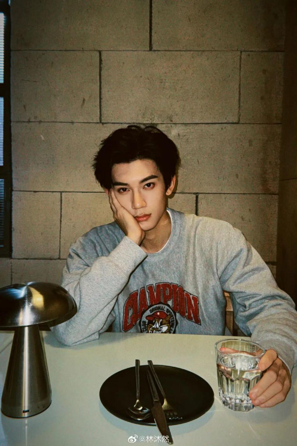 配角上桌新范本：涨粉200万不再是“疯批”，而是“正常人”