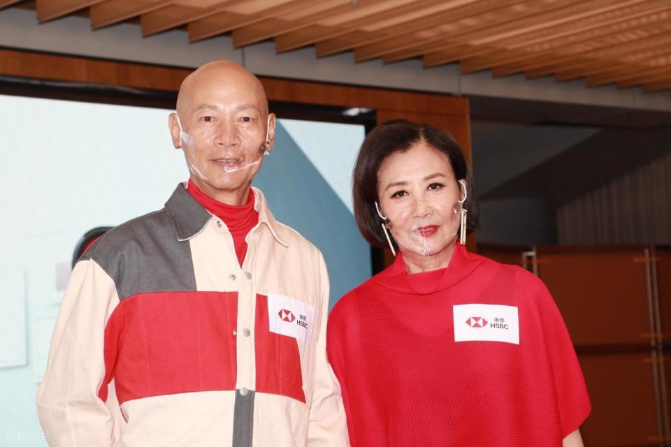 78岁汪明荃回上海祭祖，穿polo衫配阔腿裤不显老，罗家英打扮年轻