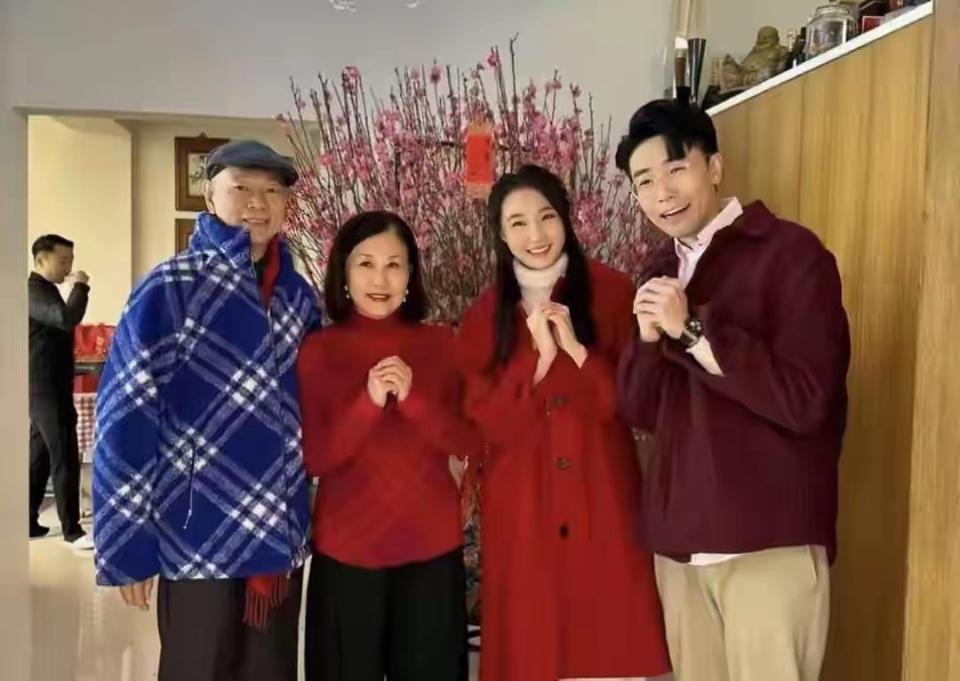 78岁汪明荃回上海祭祖，穿polo衫配阔腿裤不显老，罗家英打扮年轻