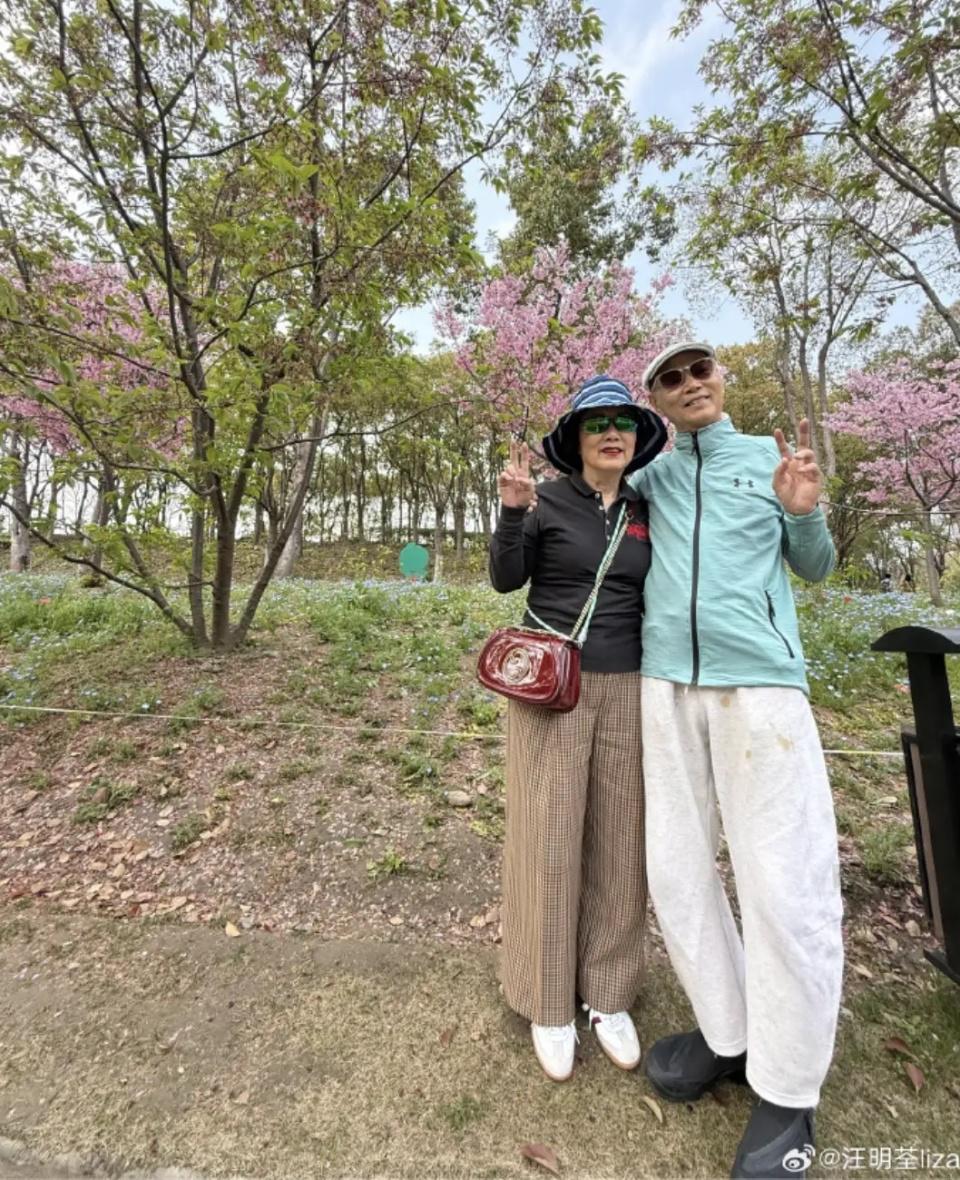 78岁汪明荃回上海祭祖，穿polo衫配阔腿裤不显老，罗家英打扮年轻