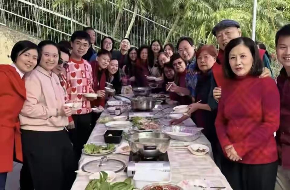 78岁汪明荃回上海祭祖，穿polo衫配阔腿裤不显老，罗家英打扮年轻