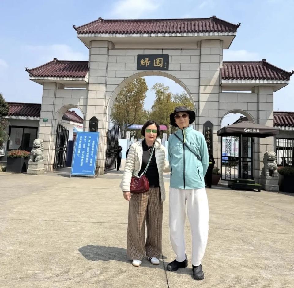 78岁汪明荃回上海祭祖，穿polo衫配阔腿裤不显老，罗家英打扮年轻