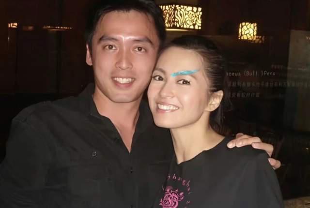 第一次知道，梁咏琪有个像明星的弟，50岁这么帅，他们妈妈了不起