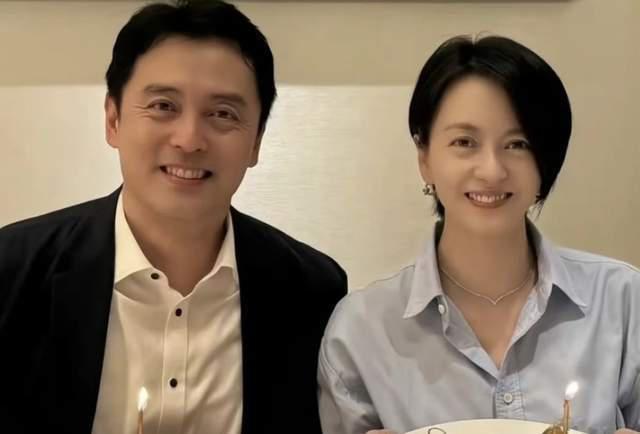 第一次知道，梁咏琪有个像明星的弟，50岁这么帅，他们妈妈了不起