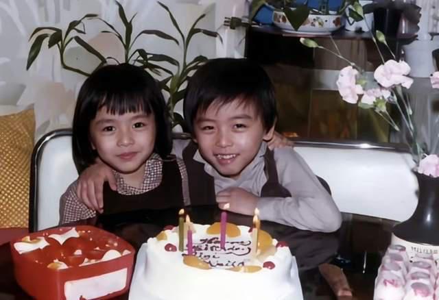 第一次知道，梁咏琪有个像明星的弟，50岁这么帅，他们妈妈了不起