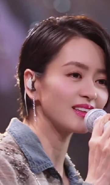 第一次知道，梁咏琪有个像明星的弟，50岁这么帅，他们妈妈了不起