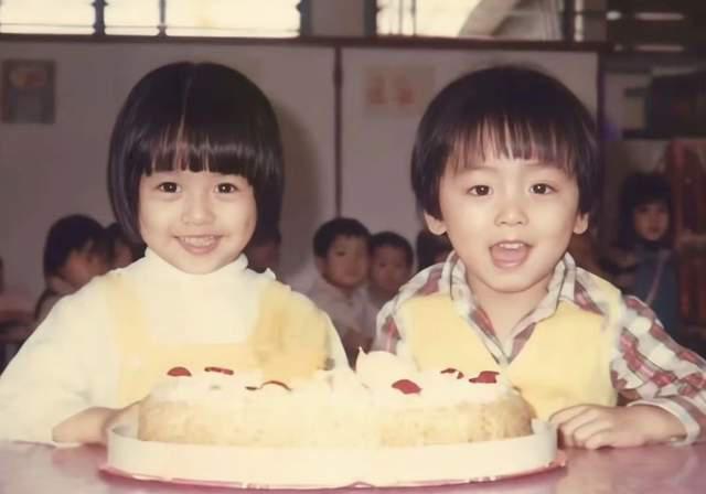 第一次知道，梁咏琪有个像明星的弟，50岁这么帅，他们妈妈了不起