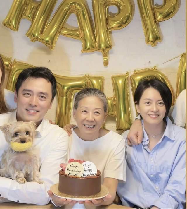 第一次知道，梁咏琪有个像明星的弟，50岁这么帅，他们妈妈了不起