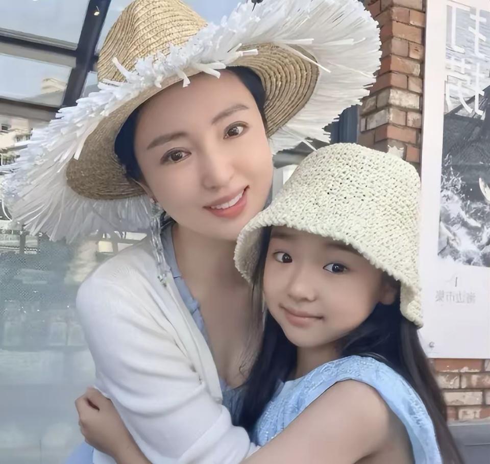 董璇带女儿现身眼科医院，9岁酒窝穿校服扎马尾，看着很安静