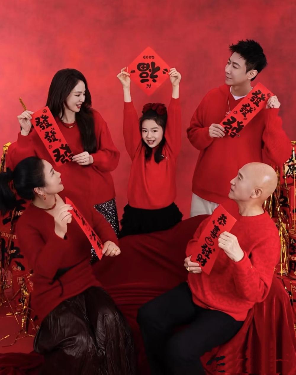 董璇带女儿现身眼科医院，9岁酒窝穿校服扎马尾，看着很安静